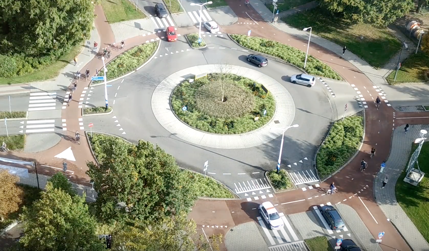 Круговой перекресток. Перекресток Раундэбаут. Roundabout.Roundabout. Дорожное кольцо.